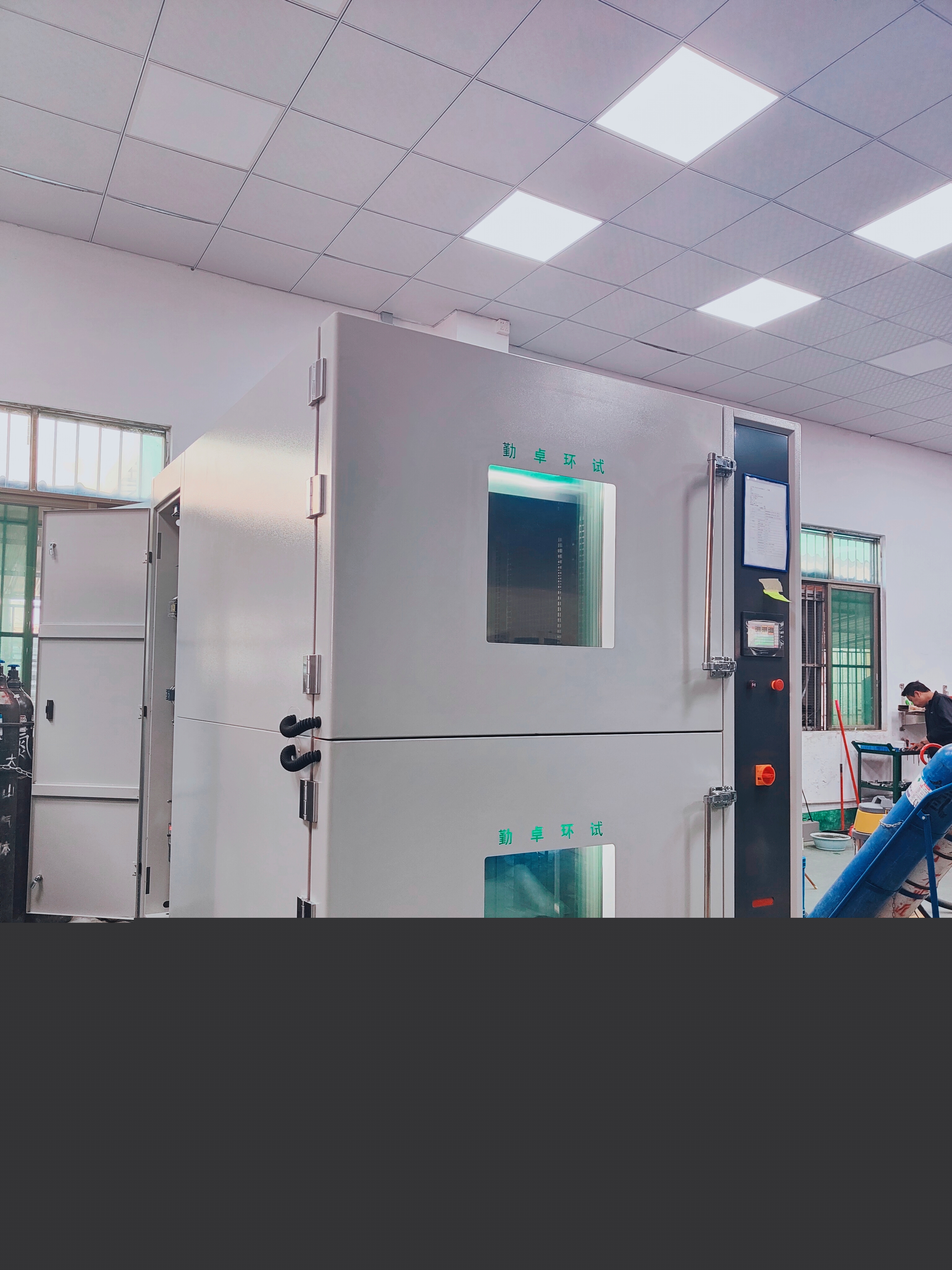 如果高低溫沖擊試驗箱運行中途吊籃卡殼怎么辦